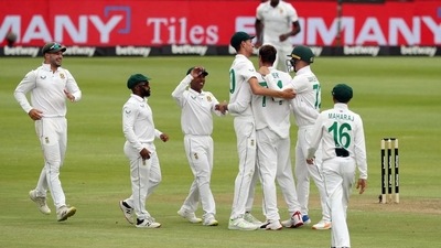 Cricket - Third Test - South Africa v India - Newlands Cricket Ground, Cape Town, South Africa - January 11, 2022 South Africa's Duanne Olivier celebrates taking the wicket of India's KL Rahul with teammates REUTERS/Sumaya Hisham (REUTERS)