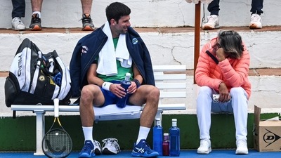Serbian tennis player Novak Djokovic talks to his assistant Pepe Imaz (REUTERS)