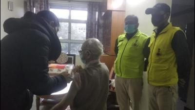 An official said that while the Delhi government began at-home vaccinations for senior citizens and the differently abled last year itself, on the directions of the central government, they were unable to extend this service to as many people as they would have liked. (Sourced) An official said that while the Delhi government began at-home vaccinations for senior citizens and the differently abled last year itself, on the directions of the central government, they were unable to extend this service to as many people as they would have liked. (Sourced)