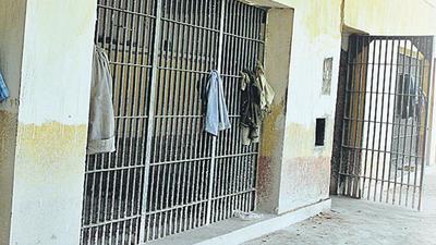 About 70-100 new prisoners arrive at the three jails every day. About the same number of prisoners are also released on bail or acquitted in their cases. (Representative image/HT Archive) About 70-100 new prisoners arrive at the three jails every day. About the same number of prisoners are also released on bail or acquitted in their cases. (Representative image/HT Archive)