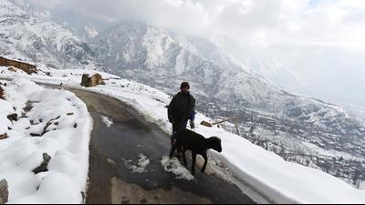 Except Srinagar, all weather stations in Kashmir recorded sub-zero temperatures on the intervening night of Monday and Tuesday with mercury plunging to a lowest of -10.6°C in Gulmarg. (Waseem Andrabi/Hindustan Times) Except Srinagar, all weather stations in Kashmir recorded sub-zero temperatures on the intervening night of Monday and Tuesday with mercury plunging to a lowest of -10.6°C in Gulmarg. (Waseem Andrabi/Hindustan Times)