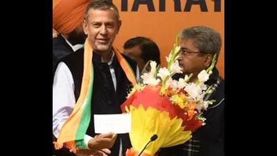 Former Congress MLA Arvind Khanna is quite popular in Sangrur and Dhuri areas. He and Kanwar Singh Tohra, the grandson of SGPC chief late Gurcharan Singh Tohra, joined the party in the presence of Union minister and the party’s election in-charge for Punjab, Gajendra Shekhawat, and party co-in-charge and Union minister Hardeep Singh Puri. (HT Photo)