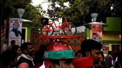 Samajwadi Party workers outside their partyoffice in Lucknow on Tuesday after UP minister Swami Prasad Maurya and other MLAs resigned from the BJP. (Deepak Gupta/HT Photo) Samajwadi Party workers outside their partyoffice in Lucknow on Tuesday after UP minister Swami Prasad Maurya and other MLAs resigned from the BJP. (Deepak Gupta/HT Photo)