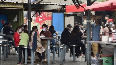 Can I eat at a food stall on the roadside? No, you can’t. (HT Photo/Harsimar Pal Sing) Can I eat at a food stall on the roadside? No, you can’t. (HT Photo/Harsimar Pal Sing)