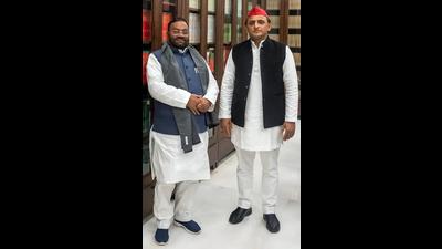 Former Uttar Pradesh minister Swami Prasad Maurya (L) joins Samajwadi Party in presence of party chief Akhilesh Yadav, in Lucknow on Tuesday. (ANI Photo) Former Uttar Pradesh minister Swami Prasad Maurya (L) joins Samajwadi Party in presence of party chief Akhilesh Yadav, in Lucknow on Tuesday. (ANI Photo)