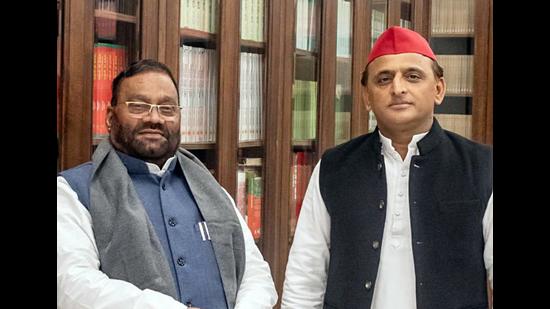 Former Uttar Pradesh minister Swami Prasad Maurya (L) joins Samajwadi Party in presence of party chief Akhilesh Yadav, in Lucknow on Tuesday. (ANI Photo)