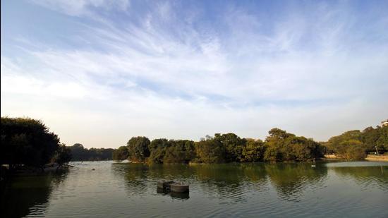 Some important sites include the Hauz Khas pond in Deer Park, New Delhi. This is the first time that the SDMC is exploring the possibility of auctioning these heritage properties and buildings -- some of which are as old as 400 years -- to private parties for upkeep and maintenance. (HT Archive)