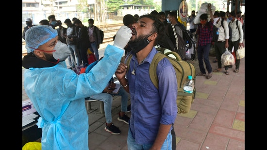 According to the new guidelines, moderate patients too can be discharged after seven days of a positive report, if their oxygen saturation is above 93% for three consecutive days (Anshuman Poyrekar/HT PHOTO)