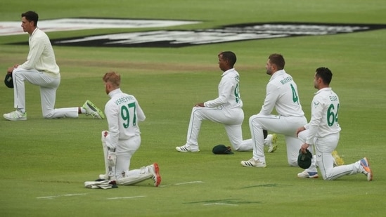 Cricket - Third Test - South Africa v India - Newlands Cricket Ground, Cape Town, South Africa - January 11, 2022 South Africa players take a knee before the match REUTERS/Sumaya Hisham(REUTERS)