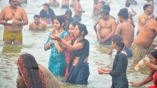 Devotees take a bath on the day of Makar Sankranti in the Ganges.(HT Photo/Anil Kumar Maurya)
