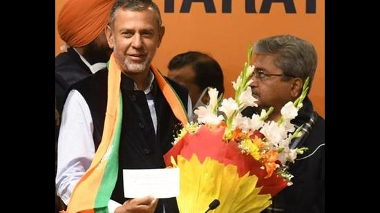 Former Congress MLA Arvind Khanna joining the BJP at the party’s headquarters in New Delhi on Tuesday. (HT Photo)