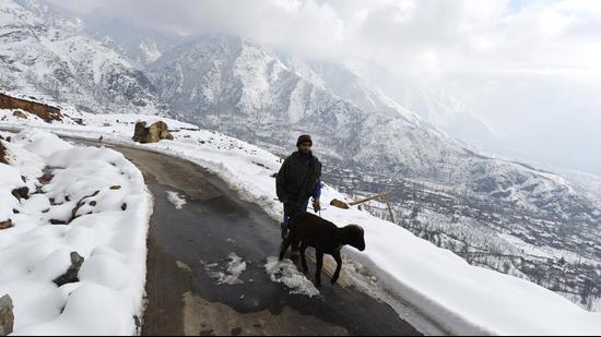 Except Srinagar, all weather stations in Kashmir recorded sub-zero temperatures on the intervening night of Monday and Tuesday with mercury plunging to a lowest of -10.6°C in Gulmarg. (Waseem Andrabi/Hindustan Times)