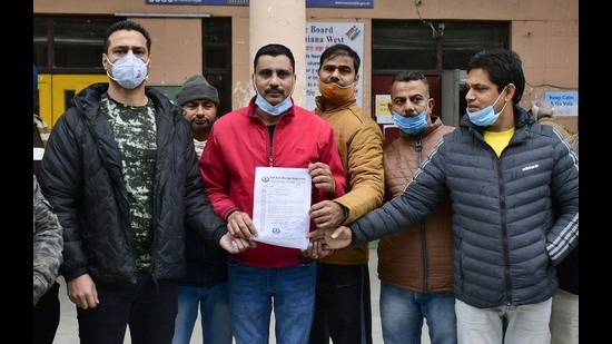 Gym Ekta Welfare Association handing over the memorandum to an official of DC office demanding reopening of gyms at 50% capacity in Ludhiana on Tuesday. (Harsimar Pal Singh/HT)