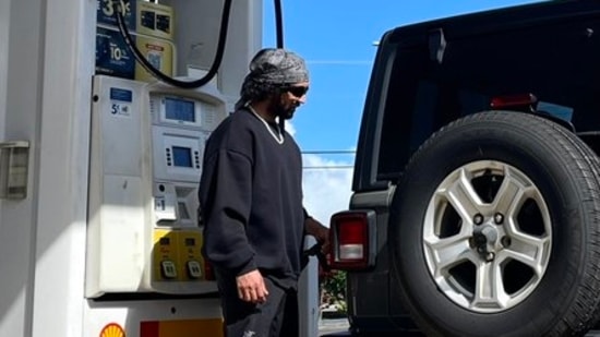 Diljit Dosanjh had shared a picture from a fuel station on Twitter.&nbsp;