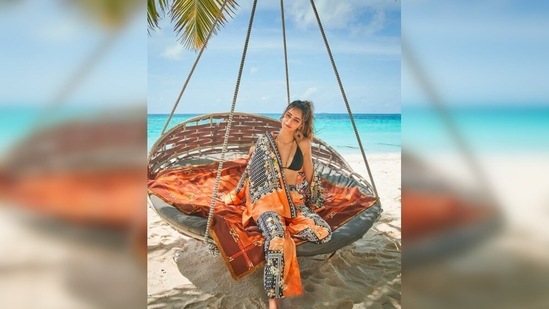 imgonline com ua FrameBlurred INOWY1WKc2 1641886813088 1641886823001 Posing on a big swing in the Maldives, Ananya Panday looked to-die-for.(Instagram/@ananyapanday)