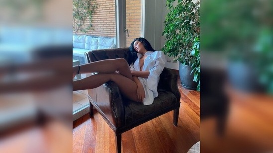 imgonline com ua FrameBlurred c1HvEJOJGhj 1641911499836 1641911510536 Esha Gupta, who is known for her impeccable fashion sense, decided to ditch her fancy outfits and show how to ooze oomph in a basic shirt.(Instagram/@egupta)