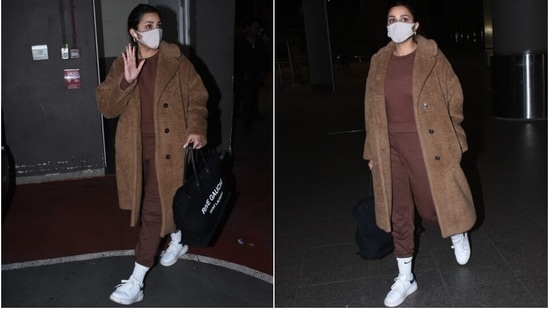 For the airport run, Parineeti chose a monochrome winter-ready ensemble in a trendy brown shade. Her airport outfit featured a round neck jumper with full sleeves, ribbed hemline, body-skimming fit, and a cropped length.(HT Photo/Varinder Chawla)