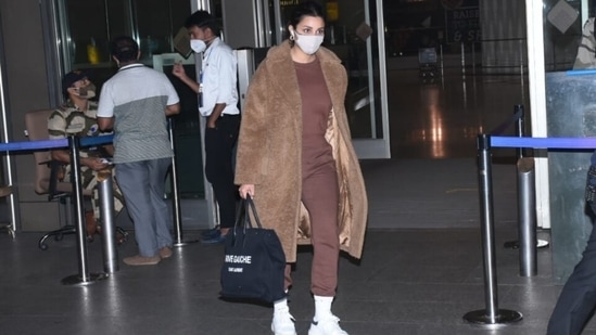 Parineeti also wore a face mask to keep herself safe amid the Covid-19 pandemic and follow health guidelines. In the end, The Girl on the Train actor accessorised the ensemble with minimal pieces. She opted for chunky white lace-up sneakers and a chic Yves Saint Laurent black tote bag.(HT Photo/Varinder Chawla)