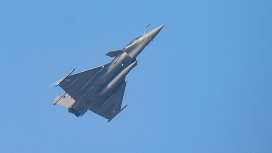 IAF's Rafale jet fighter doing the vertical Charlie maneuver on 2021 Republic Day.