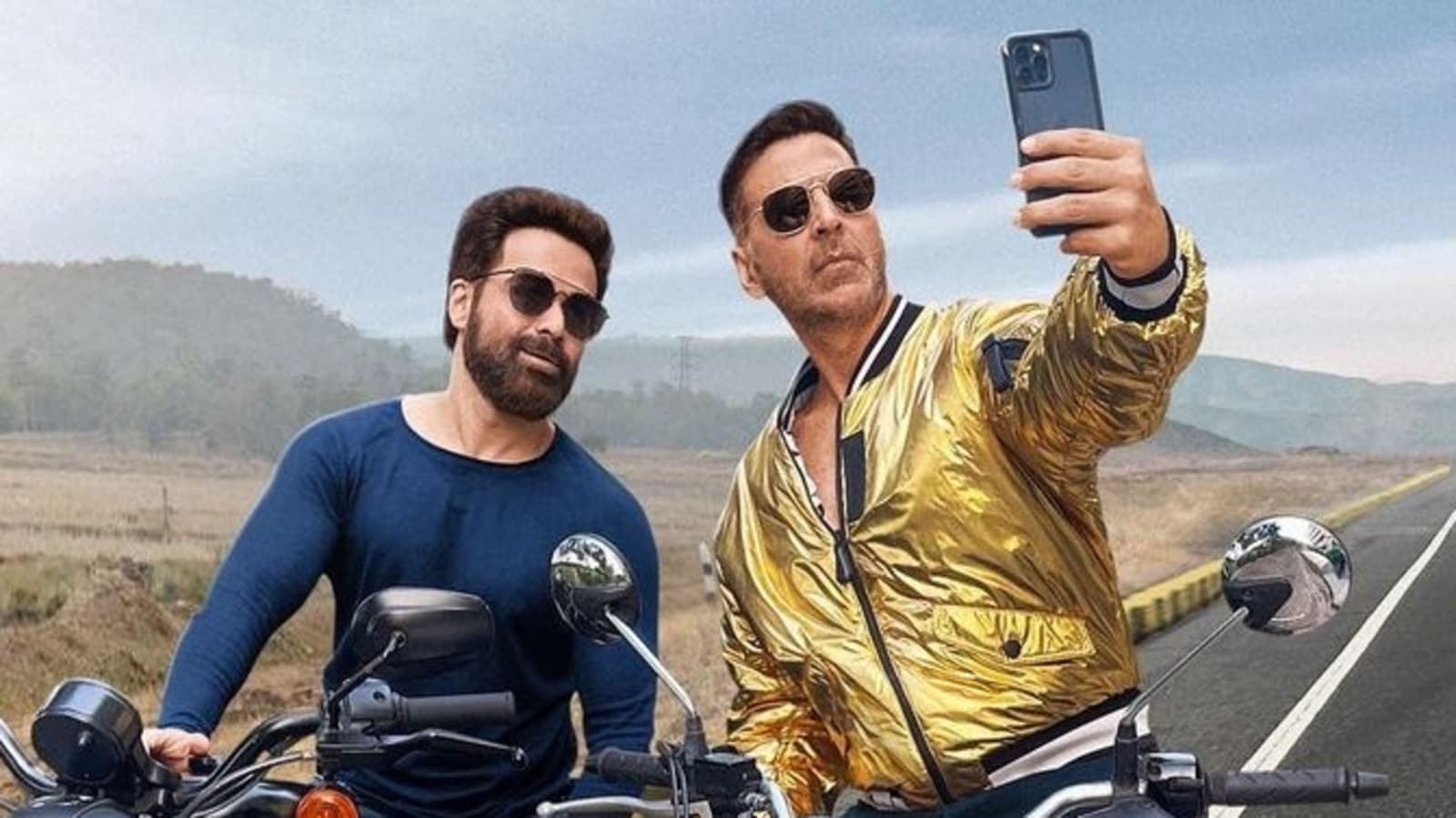 Akshay turns up his Selfiee game, fan asks why he's wearing 'Ranveer ka  jacket' | Bollywood - Hindustan Times
