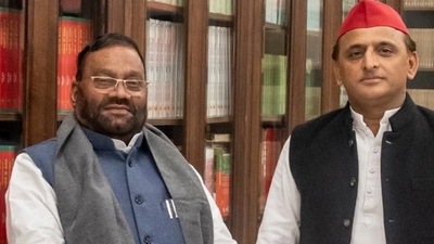 Swami Prasad Maurya (left) met SP chief and former UP chief minister Akhilesh Yadav after resigning as cabinet minister (Twitter/yadavakhilesh)