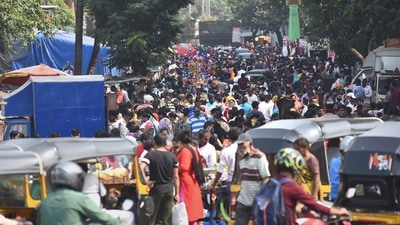 People crowd weekly market in Mumbai on Wednesday despite curbs. (PTI)