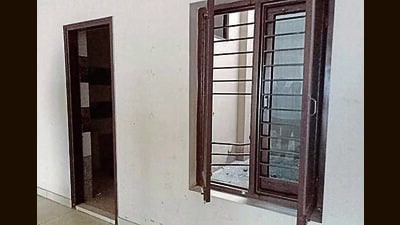 The godown which was targeted by the burglars in Sua Road, Ludhiana. (HT Photo) The godown which was targeted by the burglars in Sua Road, Ludhiana. (HT Photo)
