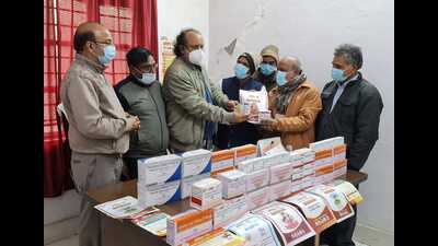 ACMO Dr Sanjay Rai distributing Covid-19 medicine kits in Varanasi (HT Photo)