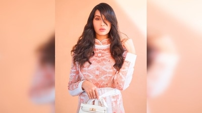 Nora Fatehi teamed her look with a pair of white pointed stilettoes and a small white handbag. (Instagram/@manekaharisinghani) Nora Fatehi teamed her look with a pair of white pointed stilettoes and a small white handbag. (Instagram/@manekaharisinghani)