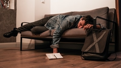3. Get on a better sleep schedule - Let 2022 be the year that you finally take control over your sleep schedule. Getting proper sleep affects so many areas of your life, including your appetite, mood, hormones and general wellbeing. Plus, once you start prioritising sleep, there's less chance of you being irritable, stressed or inclined to snack. (Photo by Mert Kahveci on Unsplash) 3. Get on a better sleep schedule - Let 2022 be the year that you finally take control over your sleep schedule. Getting proper sleep affects so many areas of your life, including your appetite, mood, hormones and general wellbeing. Plus, once you start prioritising sleep, there's less chance of you being irritable, stressed or inclined to snack. (Photo by Mert Kahveci on Unsplash)