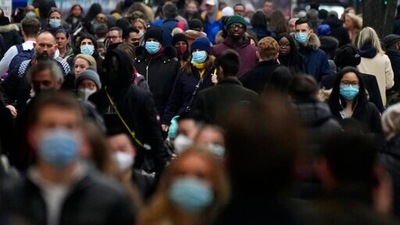 Scientists are seeing signals that Covid-19′s alarming omicron wave may have peaked in Britain and is about to do the same in the US, at which point cases may start dropping off dramatically. (AP) Scientists are seeing signals that Covid-19′s alarming omicron wave may have peaked in Britain and is about to do the same in the US, at which point cases may start dropping off dramatically. (AP)