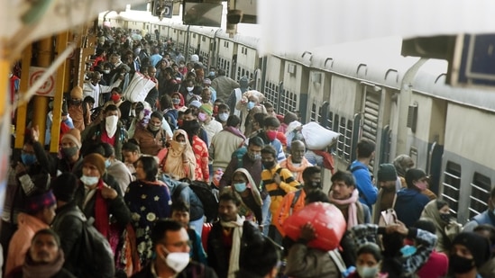 Passengers not adhering to social distancing norms board a train at a railway station, amid the spread of the Omicron variant of Covid-19 in Patna.&nbsp;(PTI)