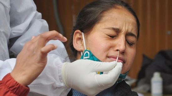 In case you came in contact with a covid positive person, it is not mandatory for you to conduct a covid test - ICMR informed in a new advisory.(PTI)