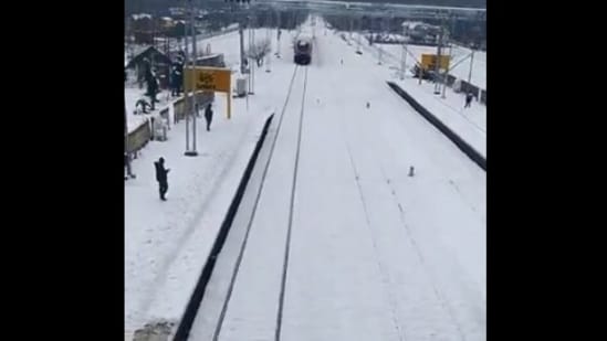 The image, taken from the video, shows the snow-covered railway station.(Twitter/@RailMinIndia)