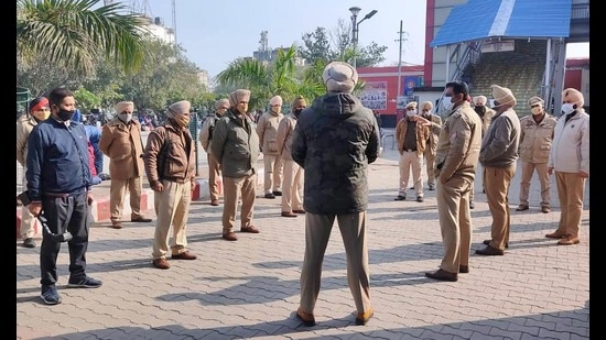 Ludhiana police conducting a checking at the railway station on Wednesday, ahead of the Punjab assembly elections. (HT Photo)