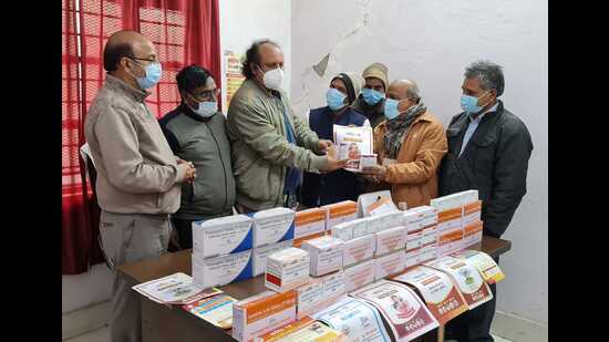 ACMO Dr Sanjay Rai distributing Covid-19 medicine kits in Varanasi (HT Photo)