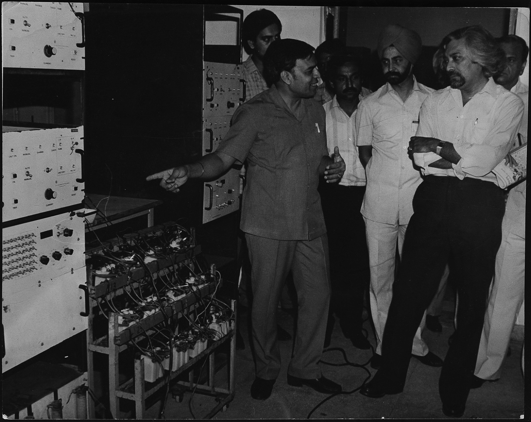 Sam Pitroda, Advisor to Prime Minister Rajiv Gandhi on the Telecommunication Mission, taking a round of the electronic unit at Sas Nagar, Mohali, on 10 October ,1987. (HT Photo)