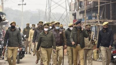 Noida Police, along with the personnel of the Border Security Force, conduct a flag march in Noida’s Phase 2 on Thursday. (Sunil Ghosh/HT photo)