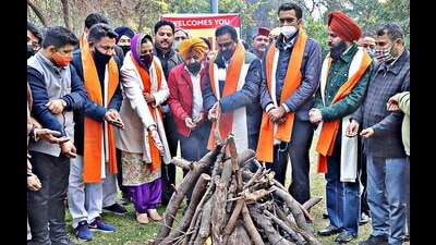 Chandigarh mayor Sarabjit Kaur, along with members of the Industrial Shed Association, taking part in Lohri celebrations at Industrial Area, Phase 2, Chandigarh. (Keshav Singh/HT)