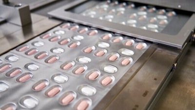 At least 21,000 of the pills, called Paxlovid, arrived on Thursday to be distributed to some 280 pharmacies and 90 residential treatment centres. (AP)