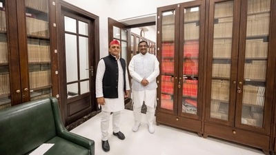 Dharam Singh Saini, the third minister to have resigned from Yogi cabinet, met Akhilesh Yadav on Thursday. Dharam Singh Saini, the third minister to have resigned from Yogi cabinet, met Akhilesh Yadav on Thursday. 