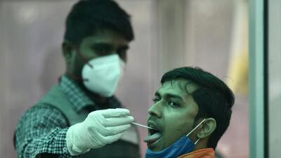 Noida, India - January 13, 2022: A health worker collects a swab sample for Rt Pcr Covid-19 test, at district hospital, sector 30, in Noida, India, on Thursday, January 13, 2022. (Photo by Sunil Ghosh / Hindustan Times) Noida, India - January 13, 2022: A health worker collects a swab sample for Rt Pcr Covid-19 test, at district hospital, sector 30, in Noida, India, on Thursday, January 13, 2022. (Photo by Sunil Ghosh / Hindustan Times)