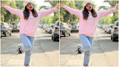 For footwear, Hina opted for classic black and white shoes. (Instagram/@realhinakhan)