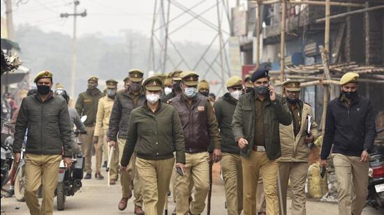 Noida Police, along with the personnel of the Border Security Force, conduct a flag march in Noida’s Phase 2 on Thursday. (Sunil Ghosh/HT photo)