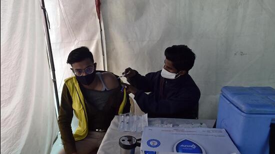 Vaccination for frontline workers underway at Anand Vihar Railway station, in New Delhi, on Thursday. (Raj K Raj/Hindustan Times)