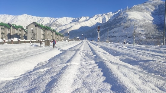 The image shows a snow-covered Kashmir station.(Twitter/@RailMinIndia)