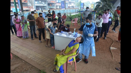 With rise in Covid cases, residents line up to get themselves tested at GB Road in Thane on Thursday. Bed occupancy rate rises in Thane by 8% in one week. (PRAFUL GANGURDE/HT PHOTO)