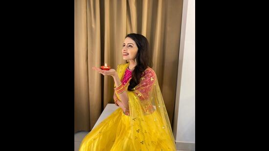 Til gur ghya god god bola! Deepika Singh, Shrenu Parikh, Neha Bhasin & other TV celebs share who they wish to give the laddus