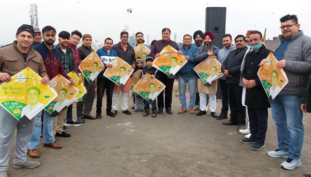 BJP leader Gurdev Sharma Debi with his supporters of holding printed kites in Ludhiana on Thursday. (Gurpreet Singh/HT) BJP leader Gurdev Sharma Debi with his supporters of holding printed kites in Ludhiana on Thursday. (Gurpreet Singh/HT)