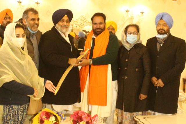 SAD president Sukhbir Singh Badal felicitating Jaspal Singh after he joined the party in Zirakpur on Thursday. (HT Photo) SAD president Sukhbir Singh Badal felicitating Jaspal Singh after he joined the party in Zirakpur on Thursday. (HT Photo)